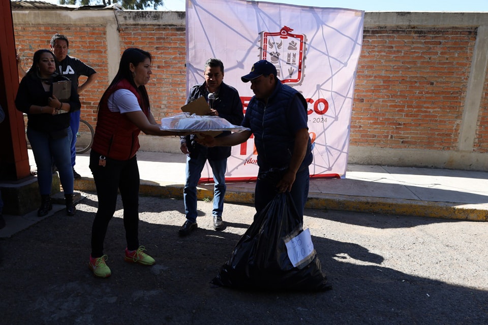 1673094114 736 Miembros del Ayuntamiento de Texcoco entregaron roscas de reyes y