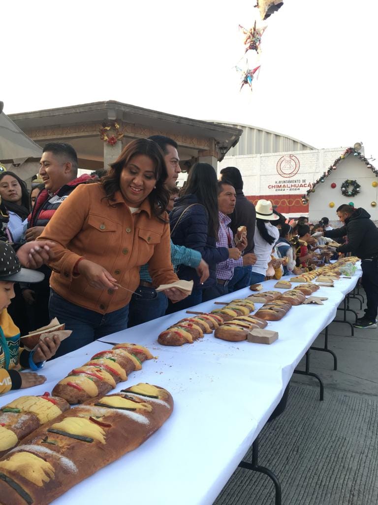 1673111116 280 LA ALCALDESA DE CHIMALHUACAN Y VECINOS DE VIDRIEROS PARTEN ROSCA