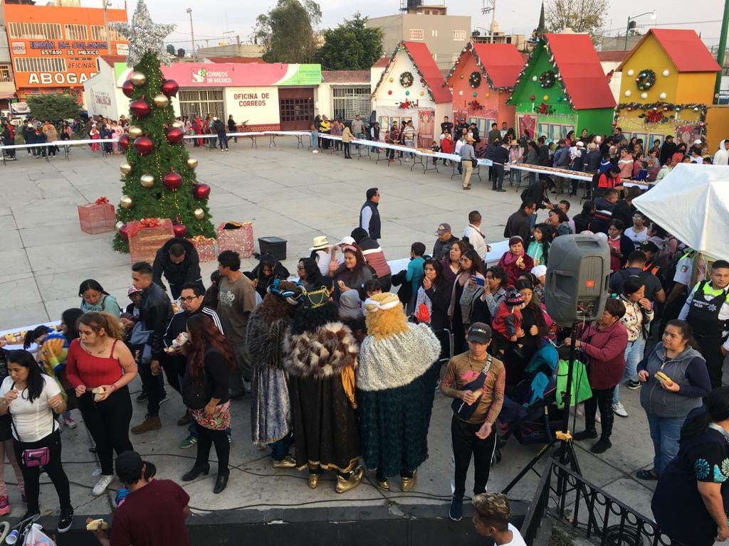 1673111117 520 LA ALCALDESA DE CHIMALHUACAN Y VECINOS DE VIDRIEROS PARTEN ROSCA