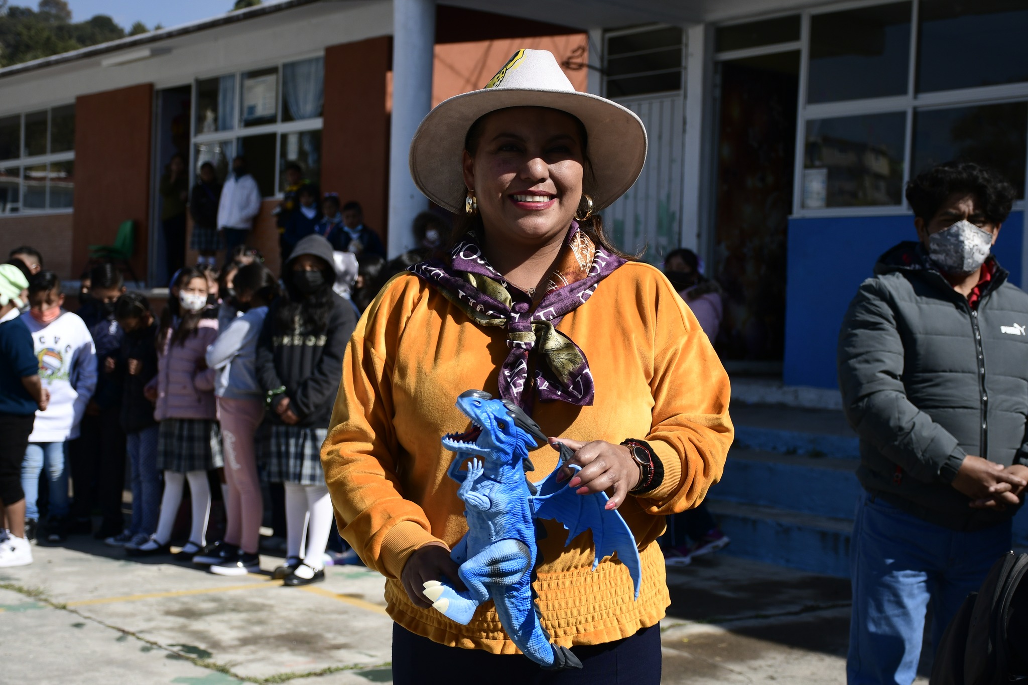 1673302444 416 Nuestra presidenta regala obsequios y sonrisas a los ninos como