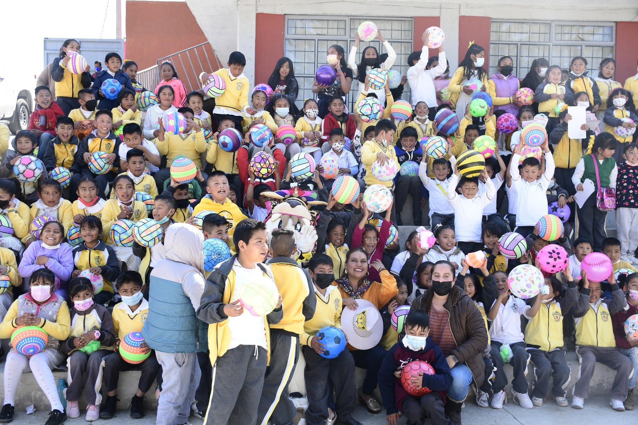 1673302444 583 Nuestra presidenta regala obsequios y sonrisas a los ninos como