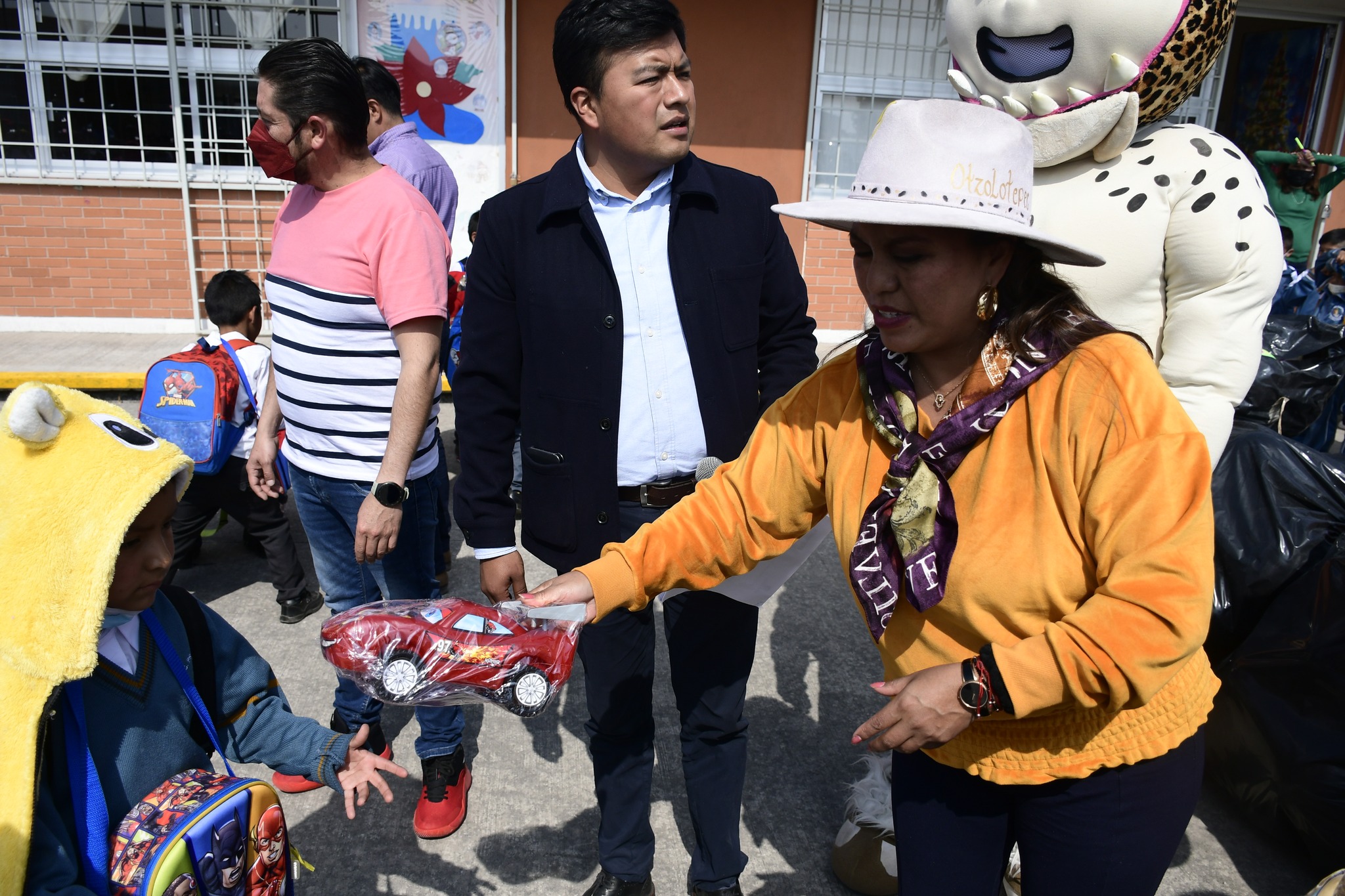 1673302445 992 Nuestra presidenta regala obsequios y sonrisas a los ninos como