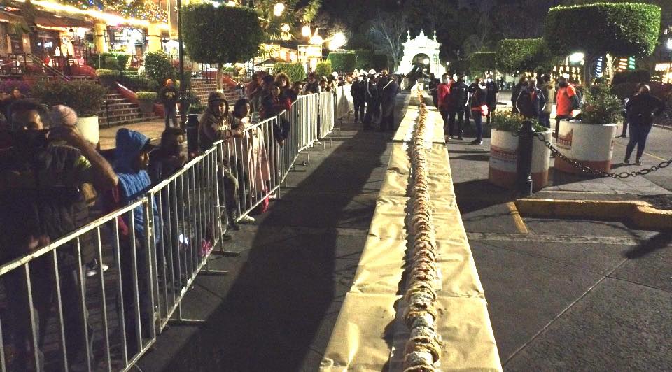 1673361106 16 Esta noche fue magica compartimos la monumental Rosca de Reyes