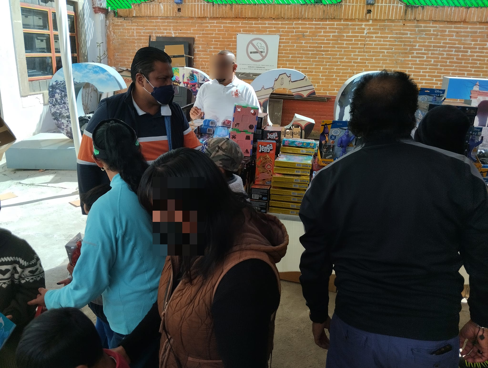 1673723012 391 Recibiendo a los pequenos del hogar en el festejo del