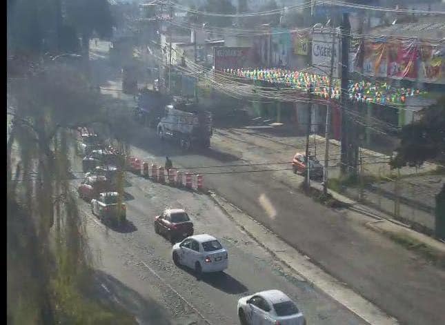 1673975407 Toma precauciones Se presenta congestionamiento vial en la Vialidad Metepec Zac