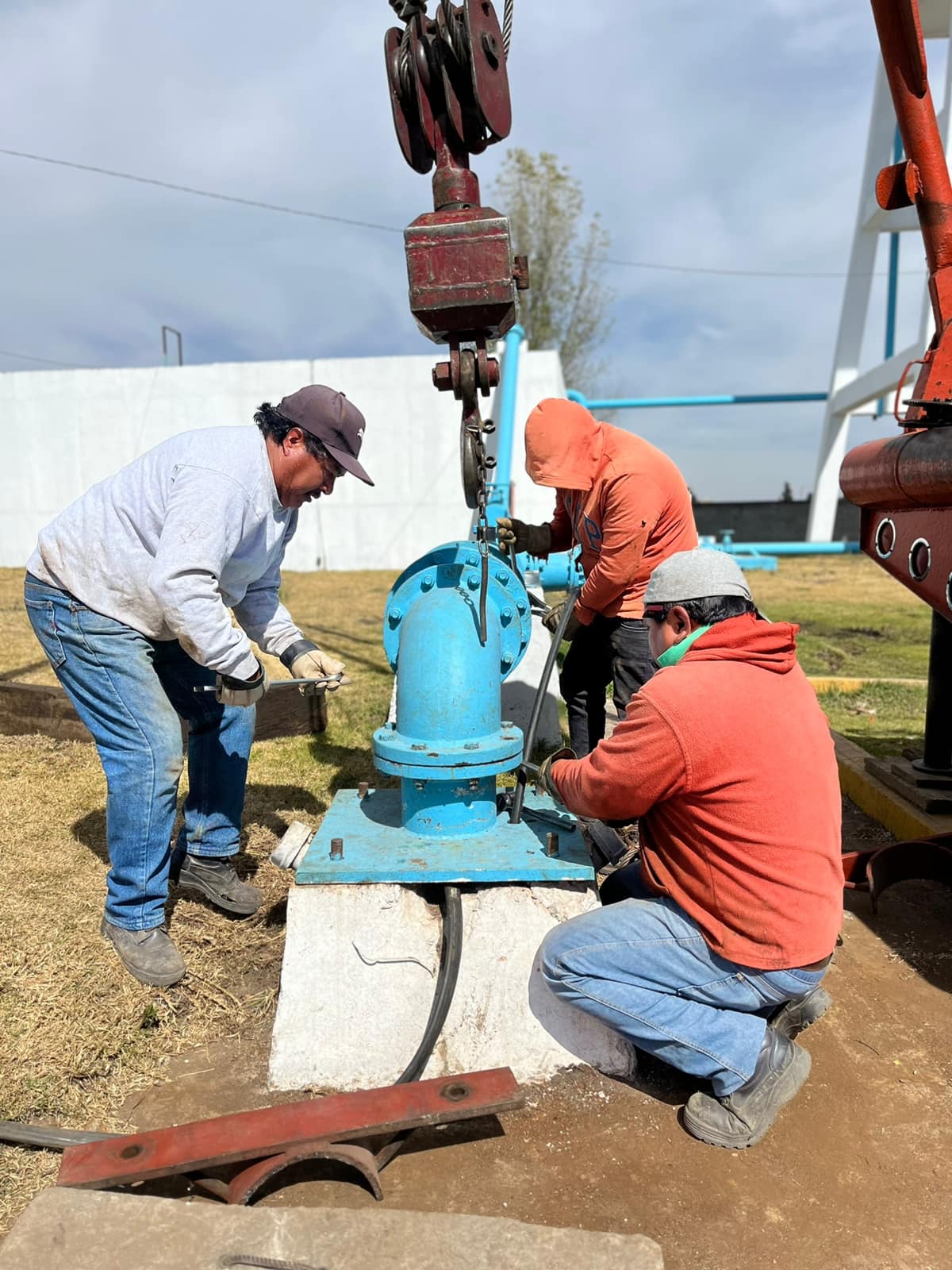 1674245453 93 Trabajos de instalacion de la nueva bomba de extraccion en