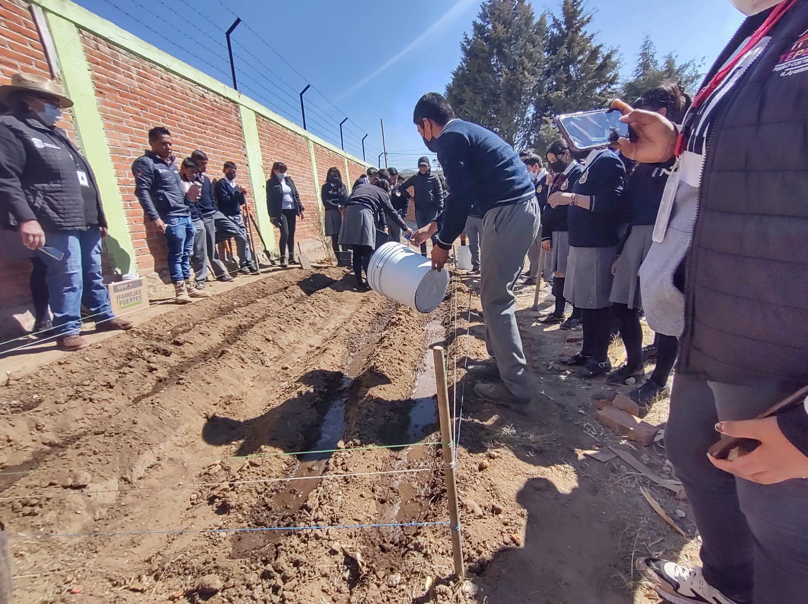 1674311479 479 Impartimos el taller ambiental Huertos Escolares en la Escuela Secundaria