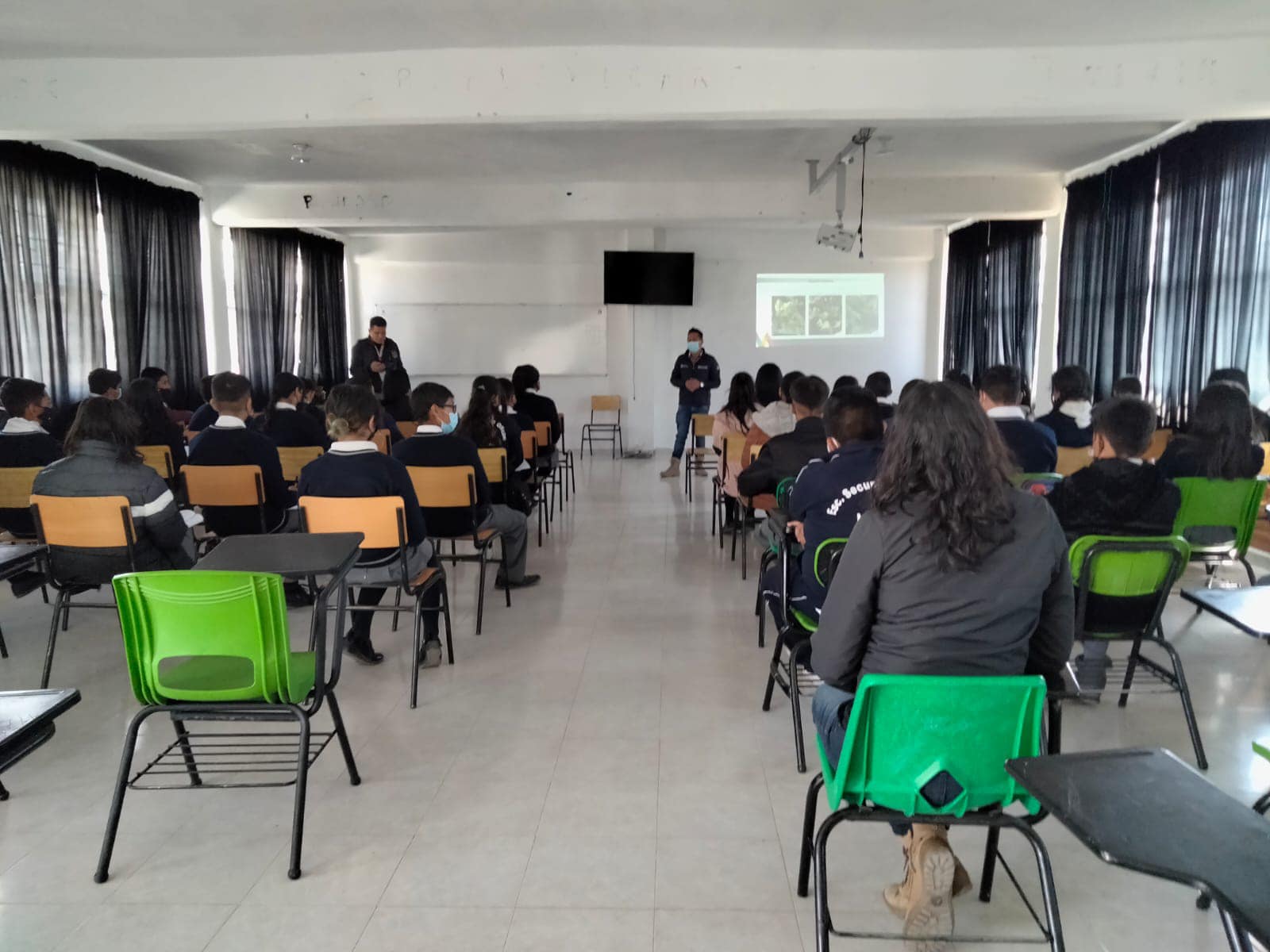 1674311480 733 Impartimos el taller ambiental Huertos Escolares en la Escuela Secundaria