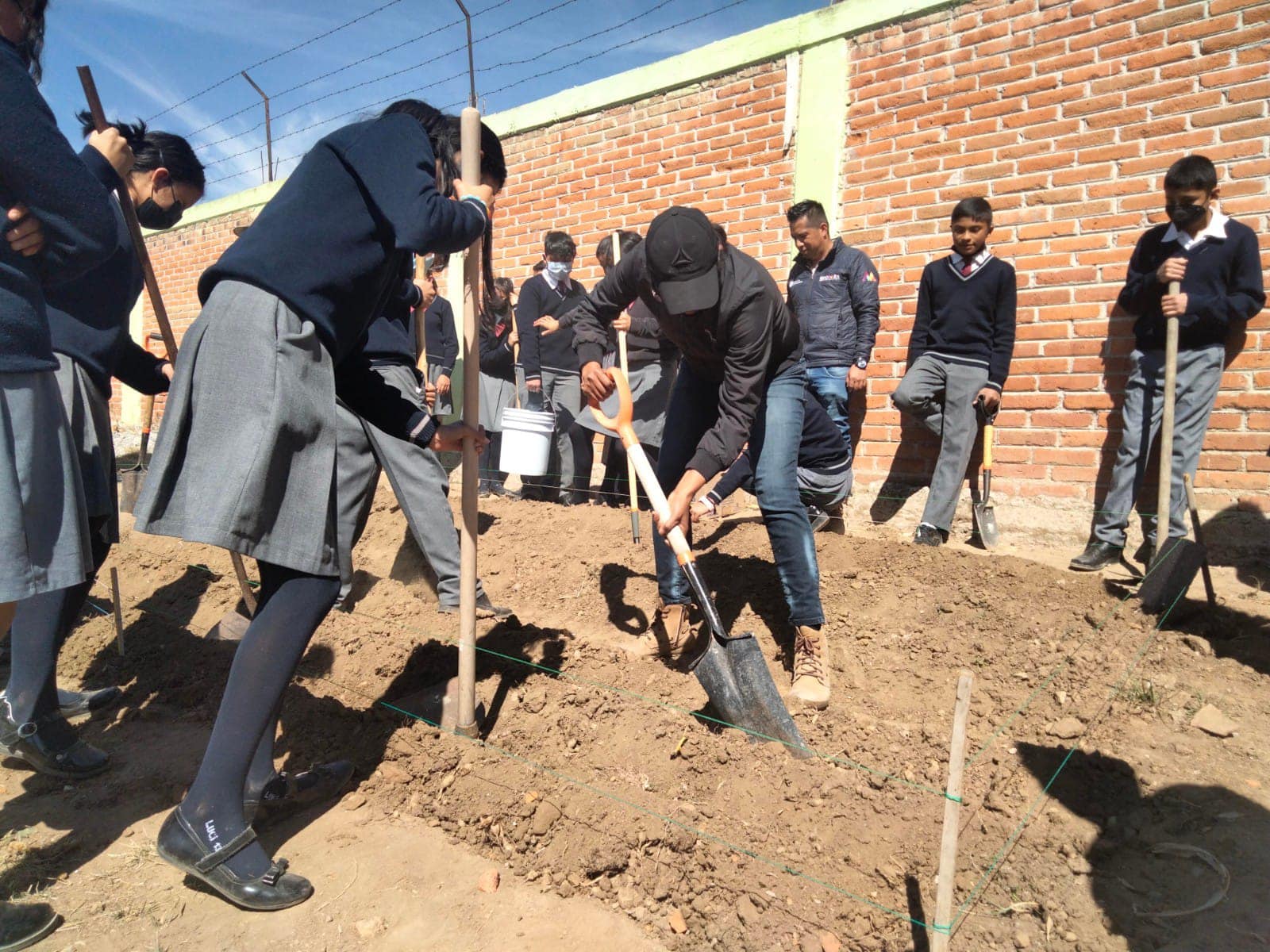 1674311480 811 Impartimos el taller ambiental Huertos Escolares en la Escuela Secundaria