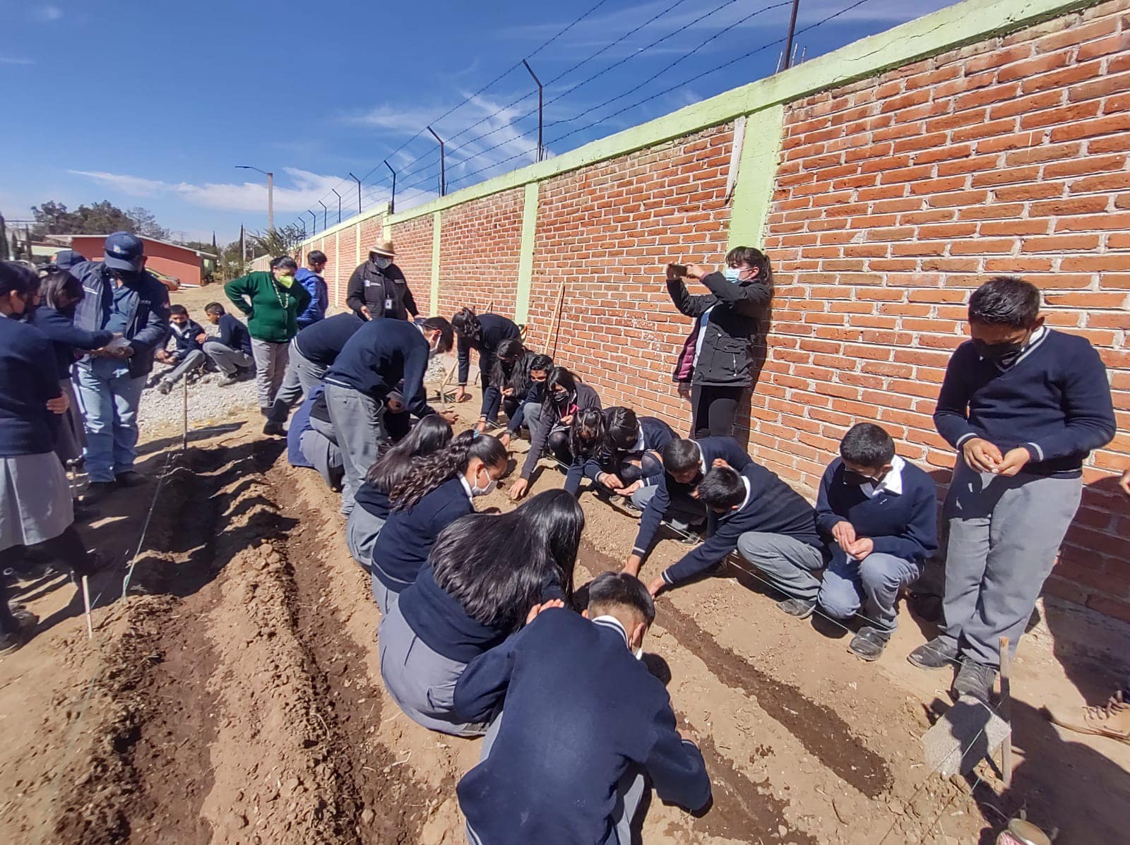 1674311493 Impartimos el taller ambiental Huertos Escolares en la Escuela Secundaria