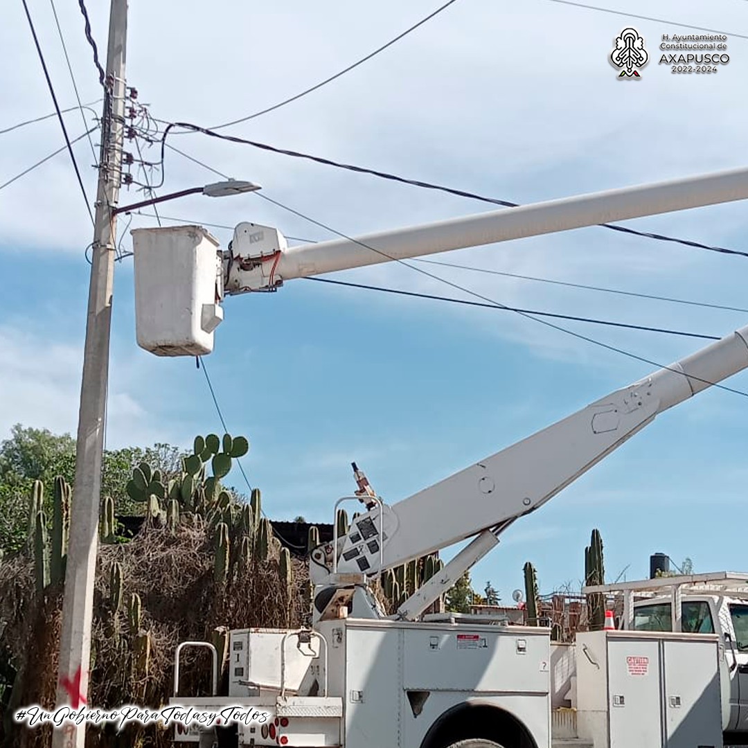 1674337846 738 Continuan los trabajos de la Coordinacion de AlumbradoPublico del H