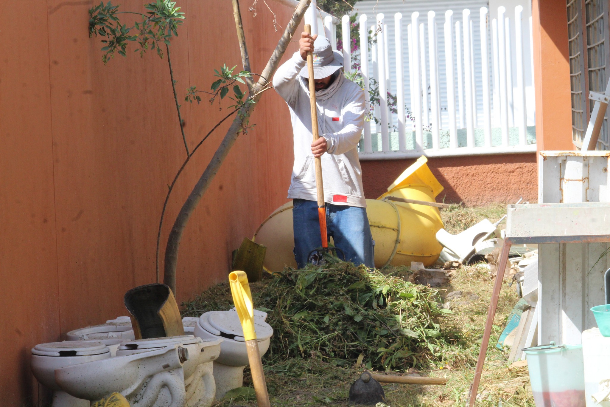 1674400059 586 ¡¡¡LIMPIEZA DE AREAS VERDES EN EL CENTRO DE ATENCION MULTIPLE