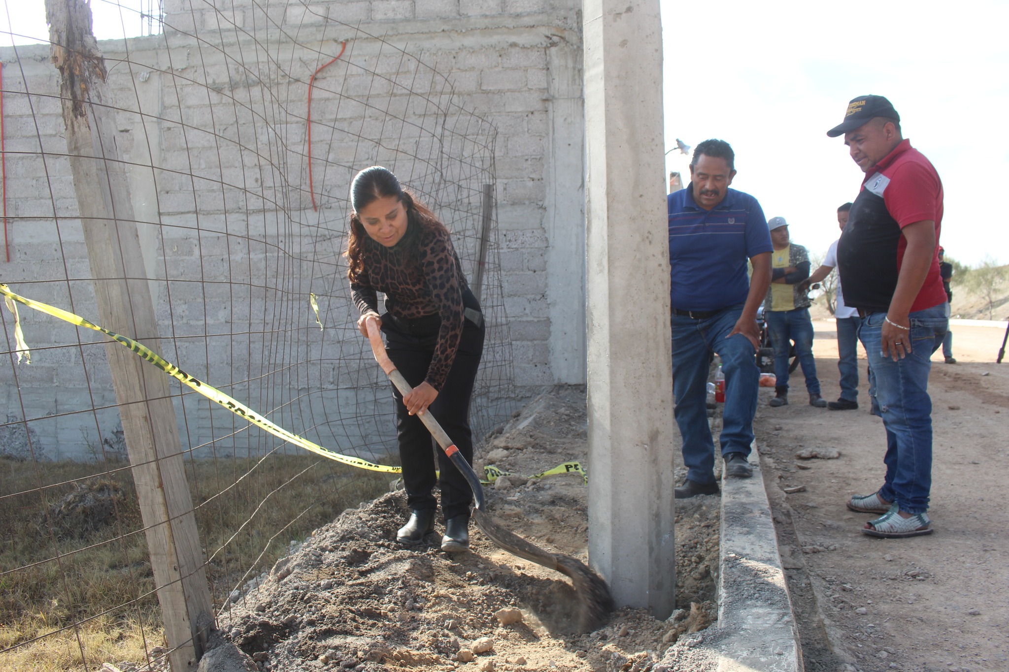 1674407934 993 ¡¡¡INSTALACION DE POSTES EN LA OBRA DE CONEXION PRADOS