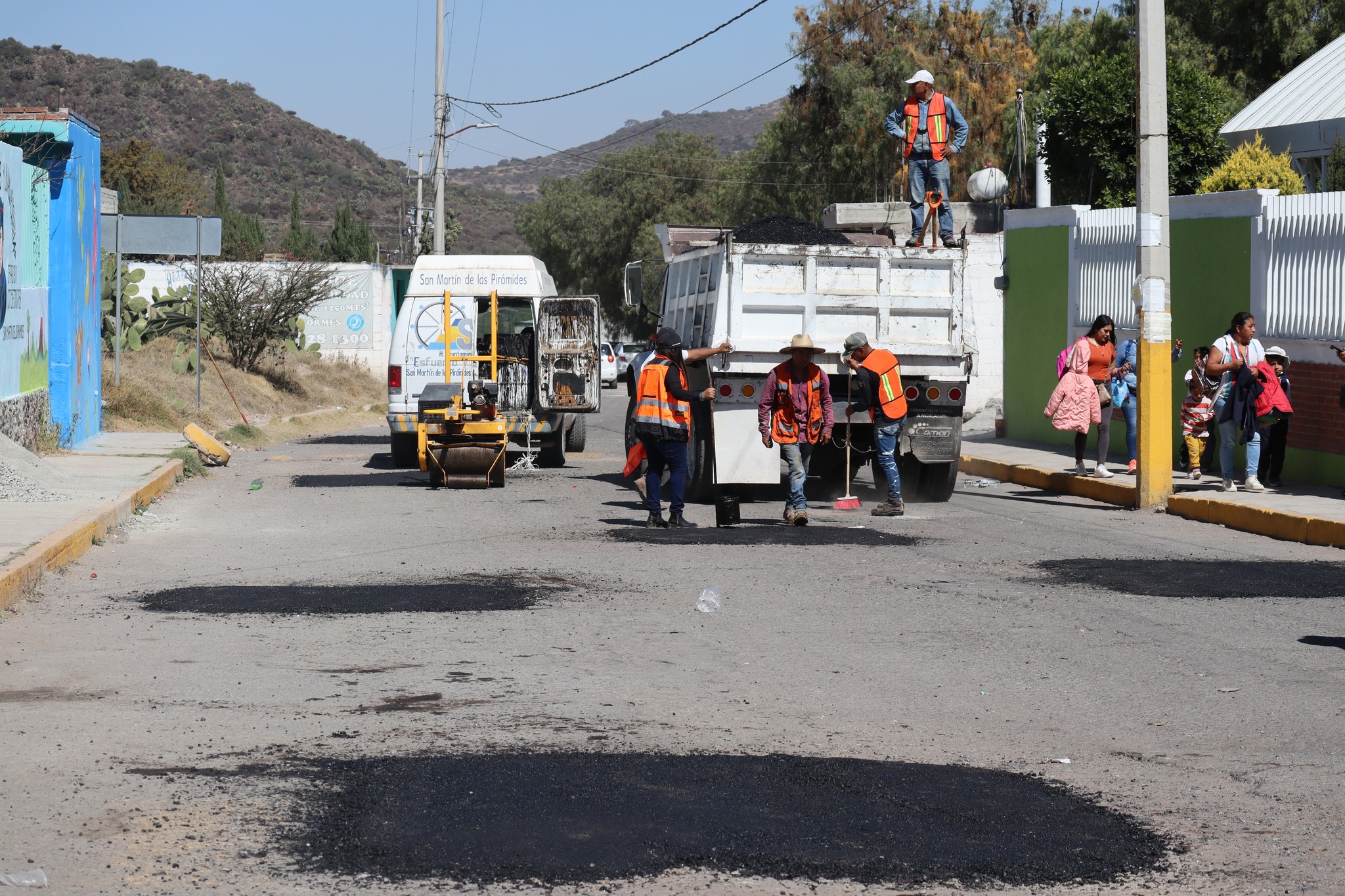 1674516918 633 Nuestros companeros de ObrasPublicas se encuentran trabajando este Lunes en