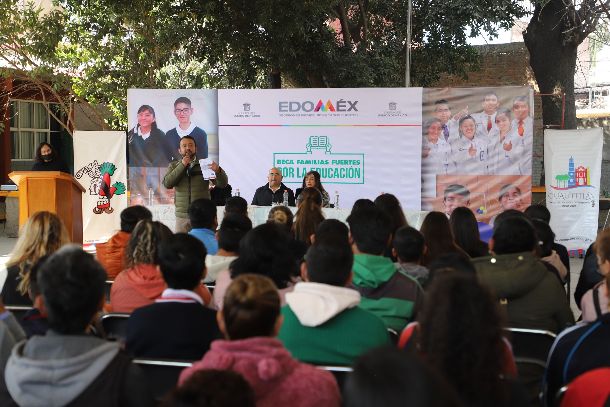 1674569688 907 Durante la entrega del programa Becas Familias Fuertes por la