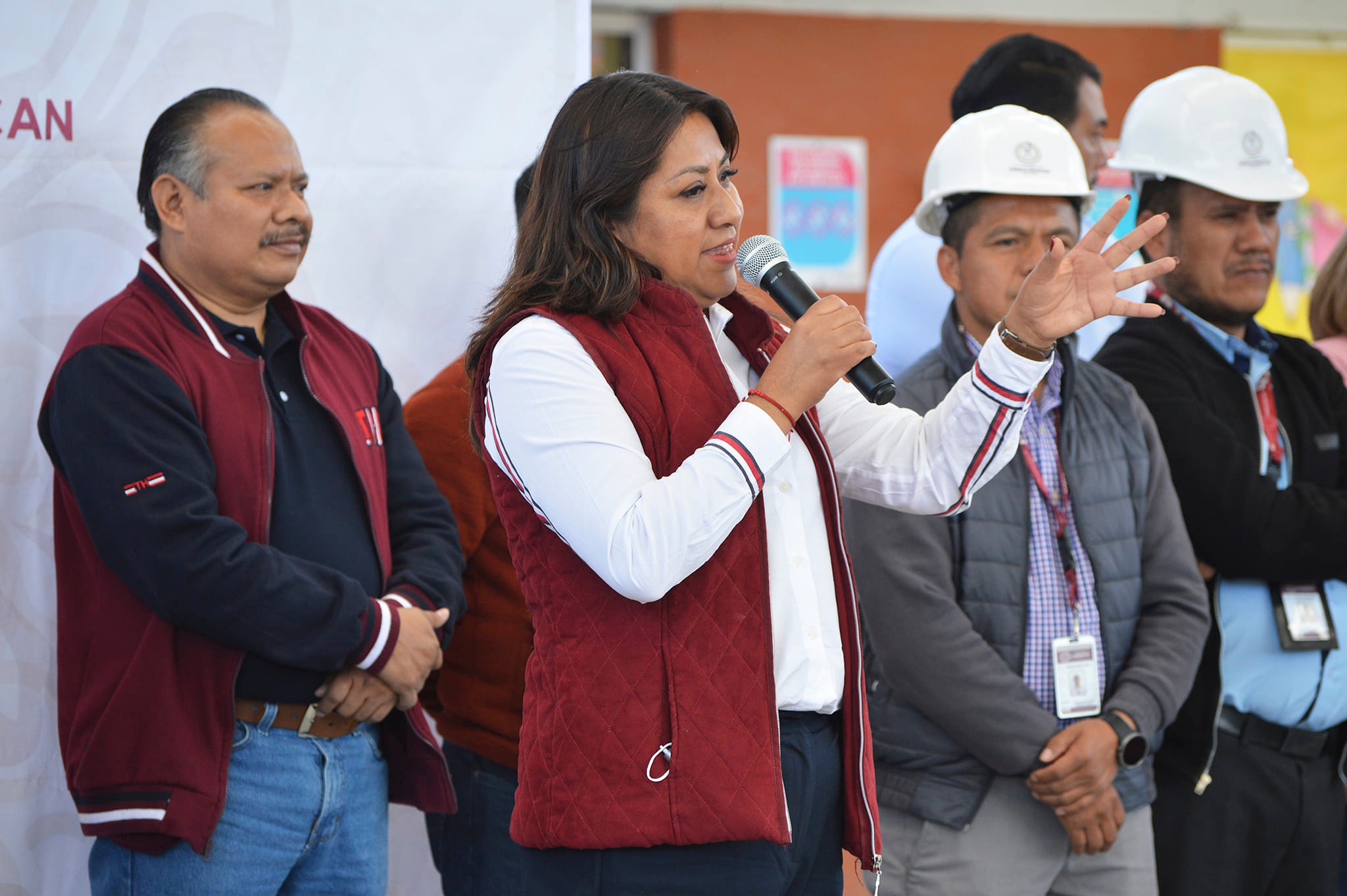 1674601708 752 XOCHITL FLORES ENTREGA OBRAS EN ESCUELAS QUE HABIAN SIDO OLVIDADAS