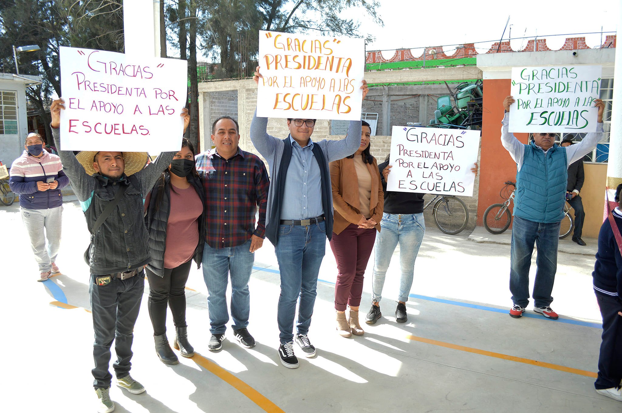 1674601708 824 XOCHITL FLORES ENTREGA OBRAS EN ESCUELAS QUE HABIAN SIDO OLVIDADAS