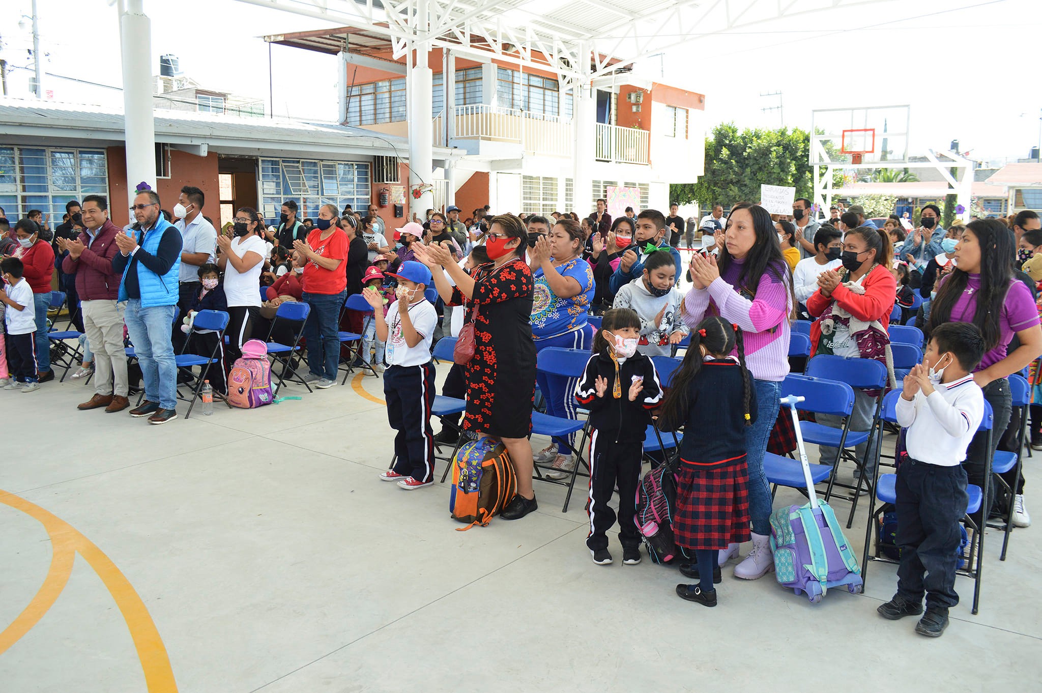 1674652128 148 XOCHITL FLORES ENTREGA ARCOTECHO EN PRIMARIA NEZAHUALCOYOTL DE BARRIO PLATEROS