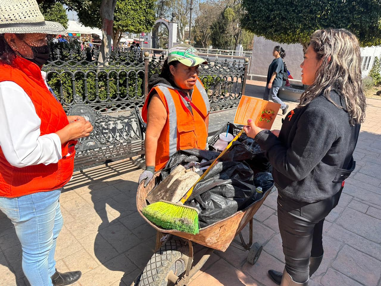 1674680933 557 Entrega de tripticos informativos a mujeres teoloyuquenses