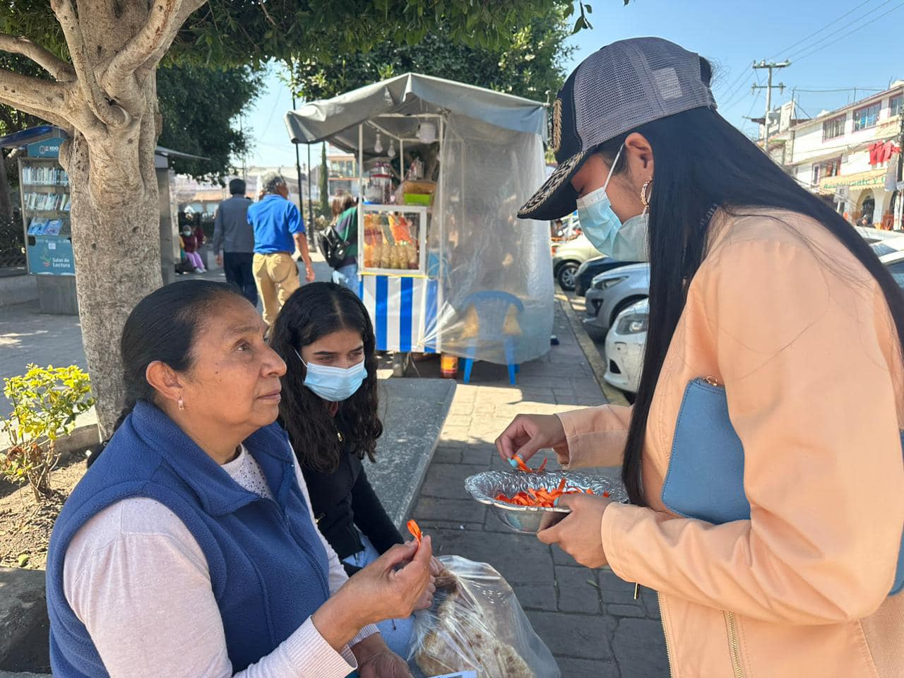 1674680944 Entrega de tripticos informativos a mujeres teoloyuquenses