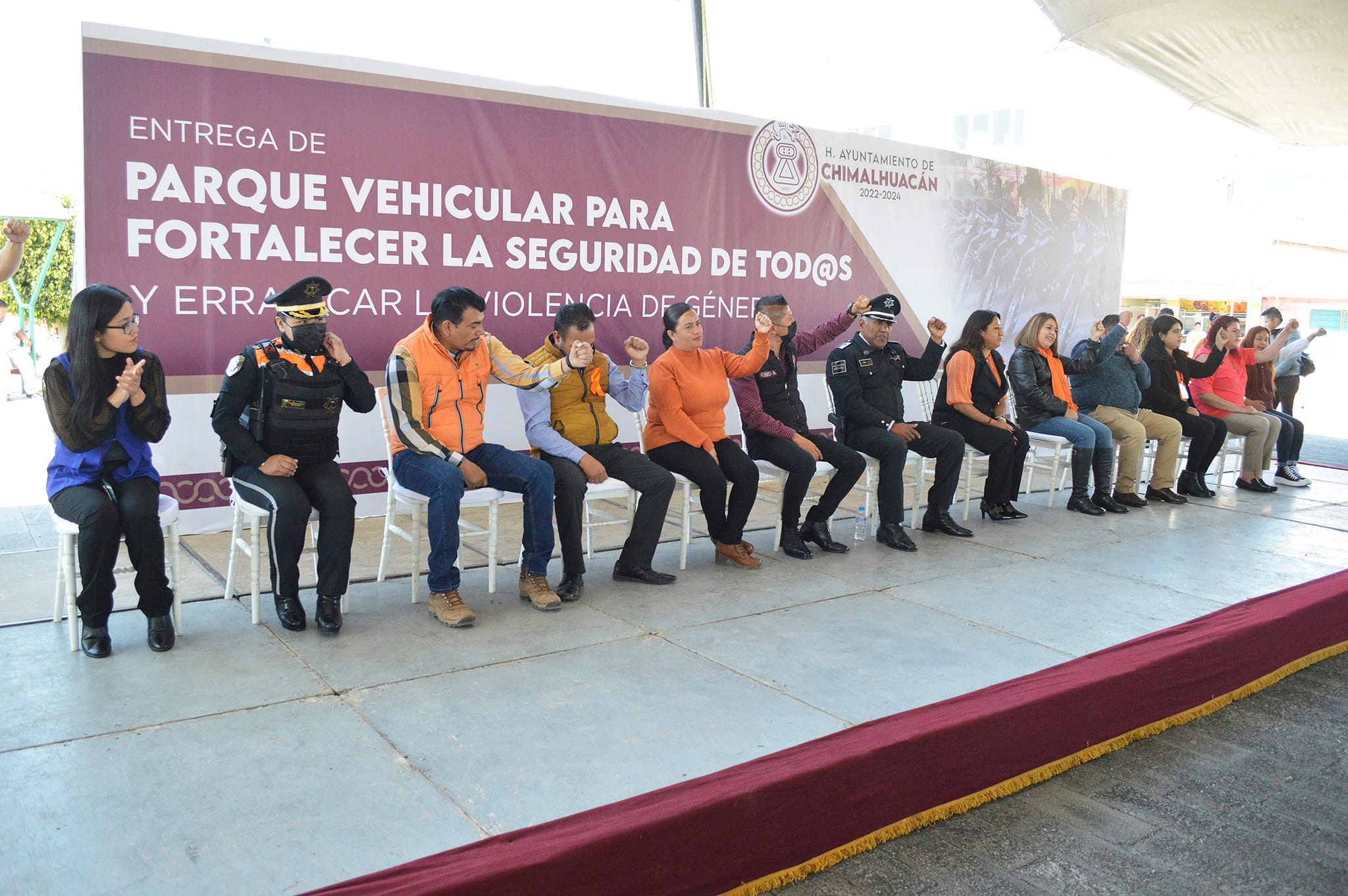 1674682789 651 XOCHITL FLORES ENTREGA PARQUE VEHICULAR PARA FORTALECER LA SEGURIDAD