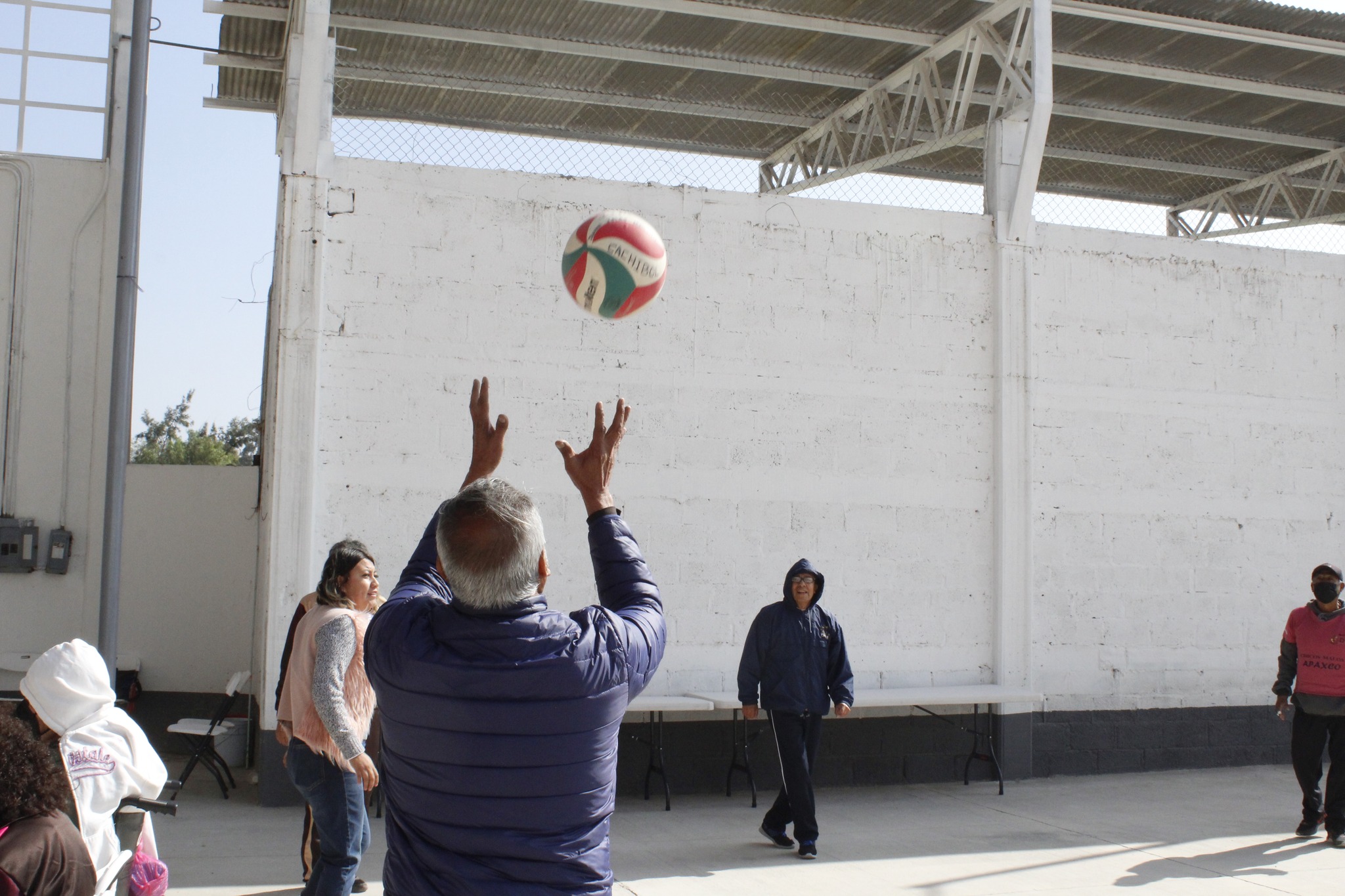 1674771779 60 NUESTROS ADULTOS MAYORES DISFRUTARON DE PARTIDOS DE CACHIBOL