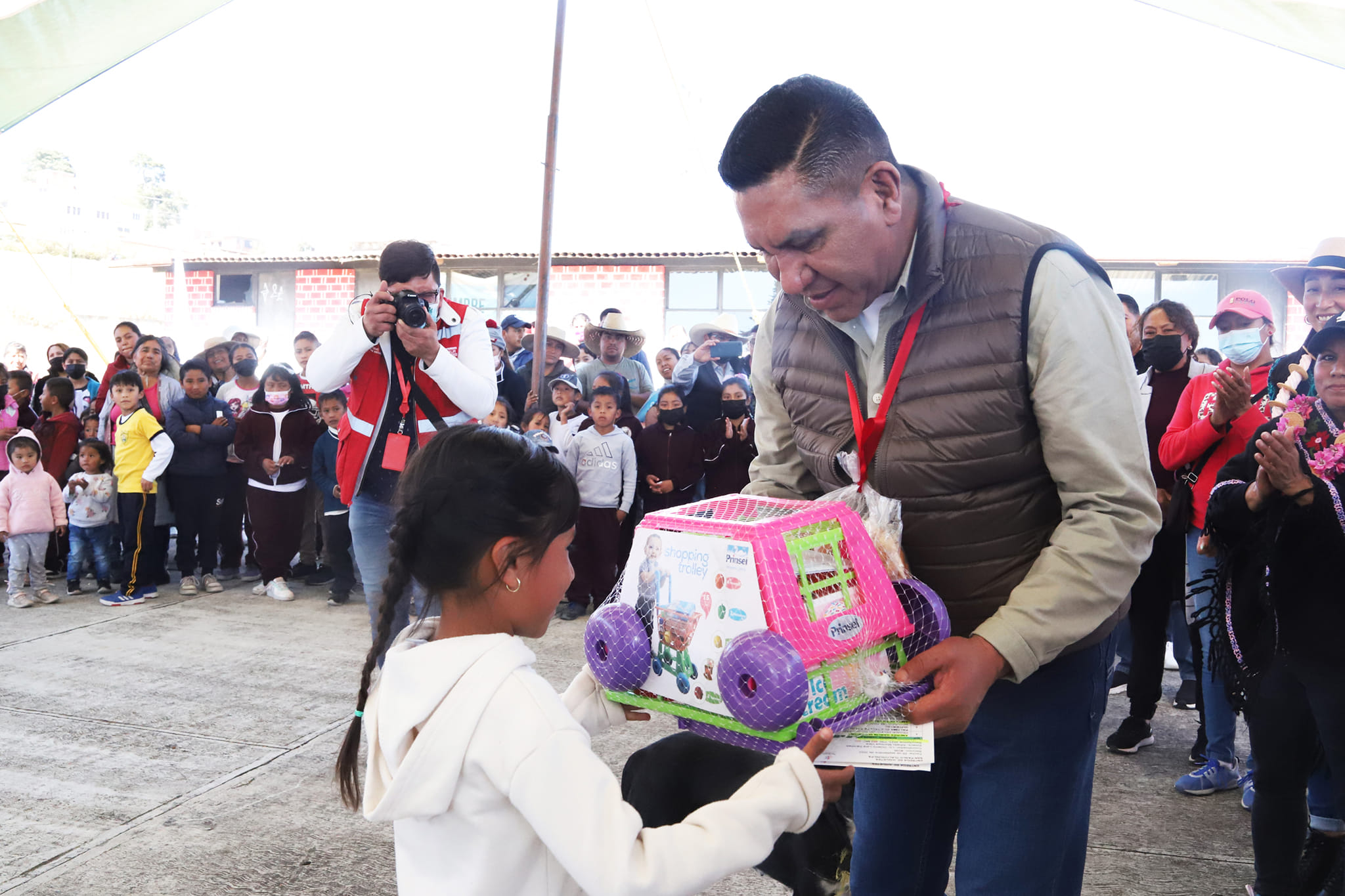 1674832731 8 En San Pablo Tlalchichilpa vivimos la alegria de compartir regalos