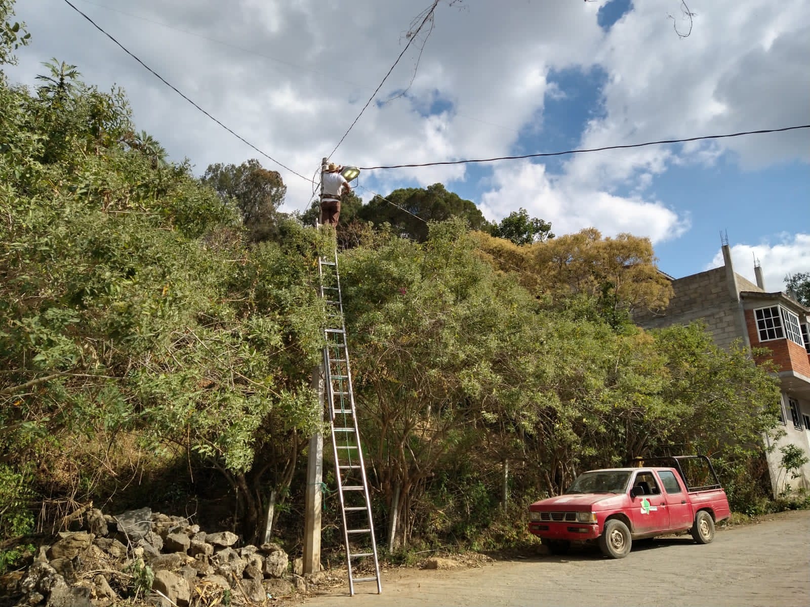 1674852981 772 Personal de servicios publicos del Ayuntamiento de Sultepec repararon varias