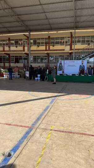 1675095580 Honores a la bandera y entrega de apoyos educativos