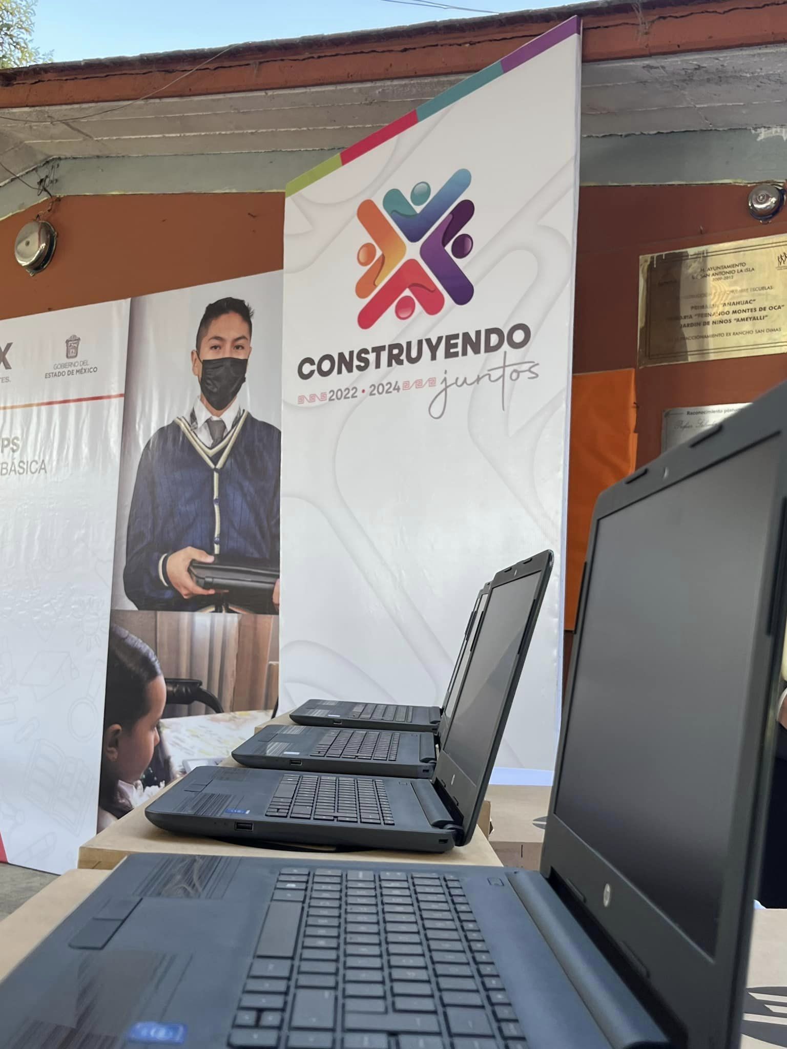 1675101478 678 Iniciamos la semana con la entrega de computadoras portatiles en