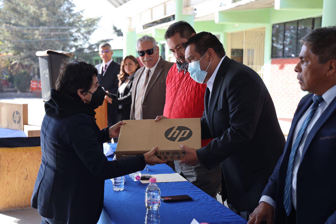 1675102728 226 Entrega de laptops a escuelas de educacion basica