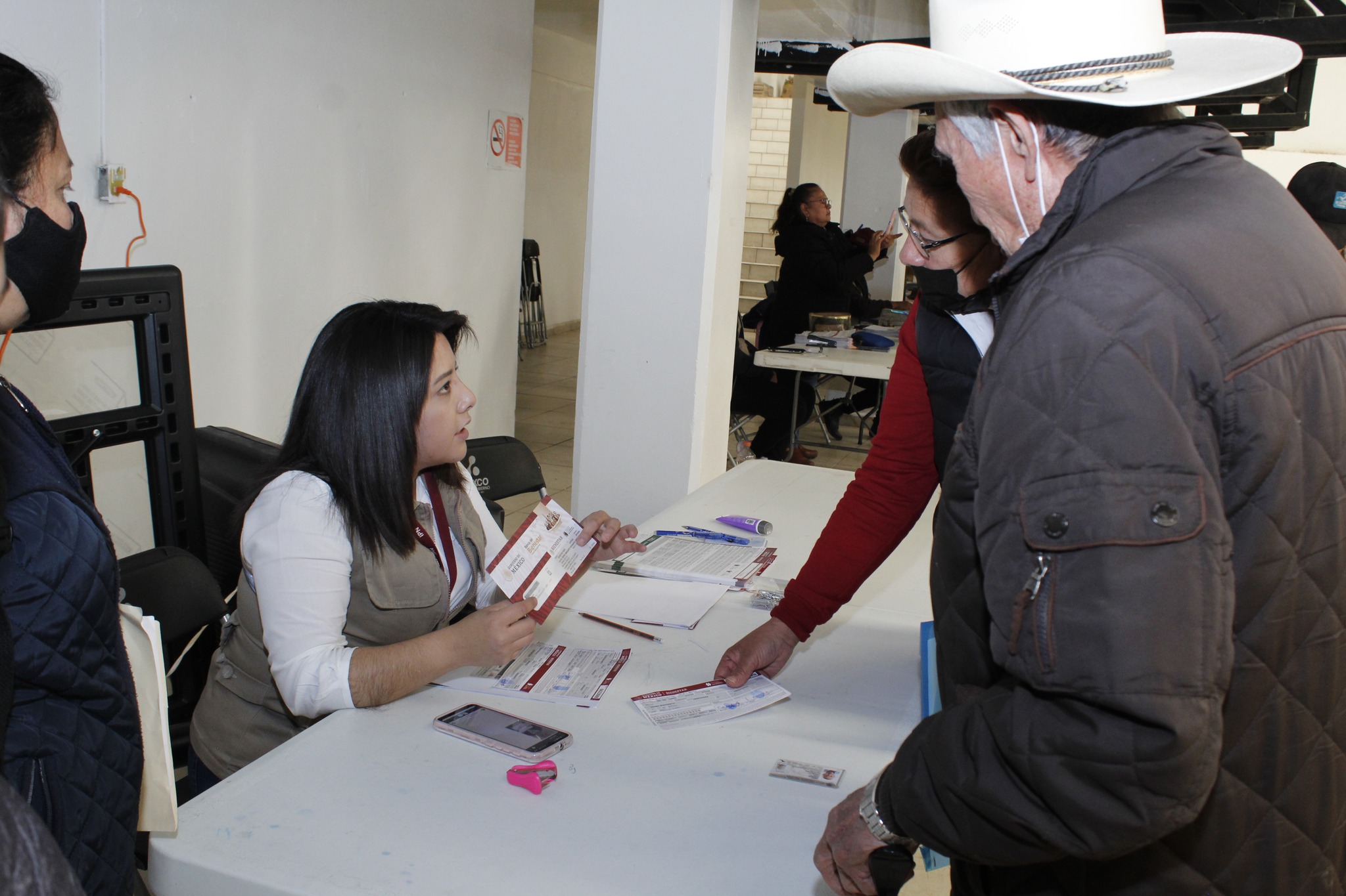 1675206577 71 MAS DE 500 ADULTOS MAYORES RECIBIERON SU TARJETA DE BIENESTAR