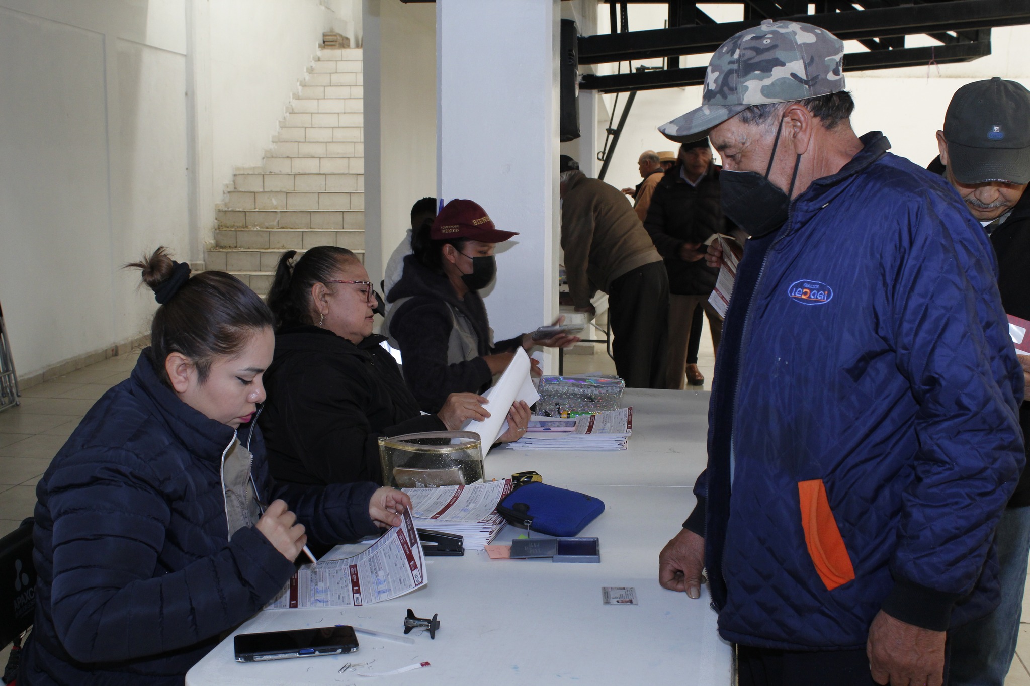 1675206578 401 MAS DE 500 ADULTOS MAYORES RECIBIERON SU TARJETA DE BIENESTAR