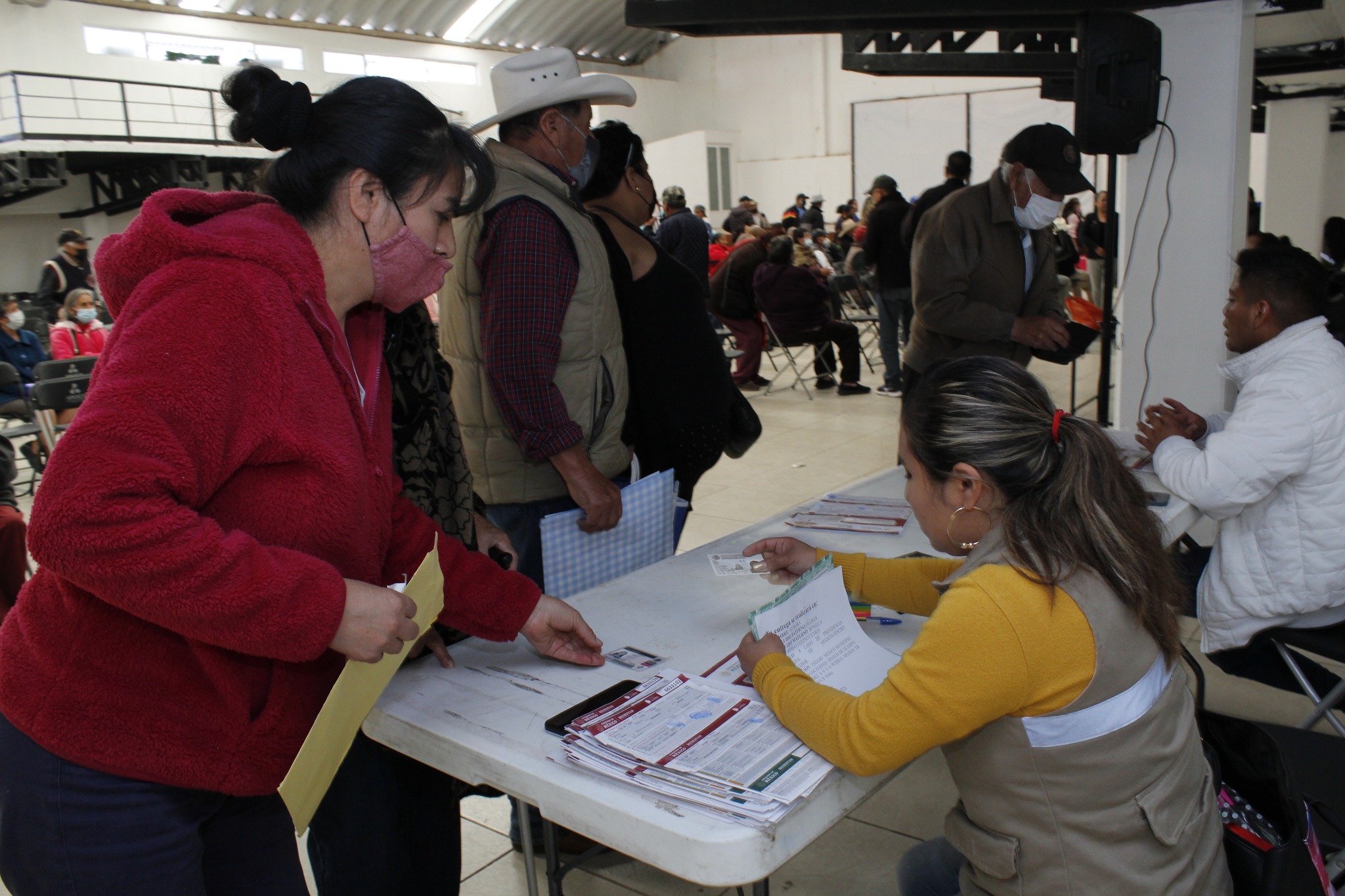 1675206578 629 MAS DE 500 ADULTOS MAYORES RECIBIERON SU TARJETA DE BIENESTAR