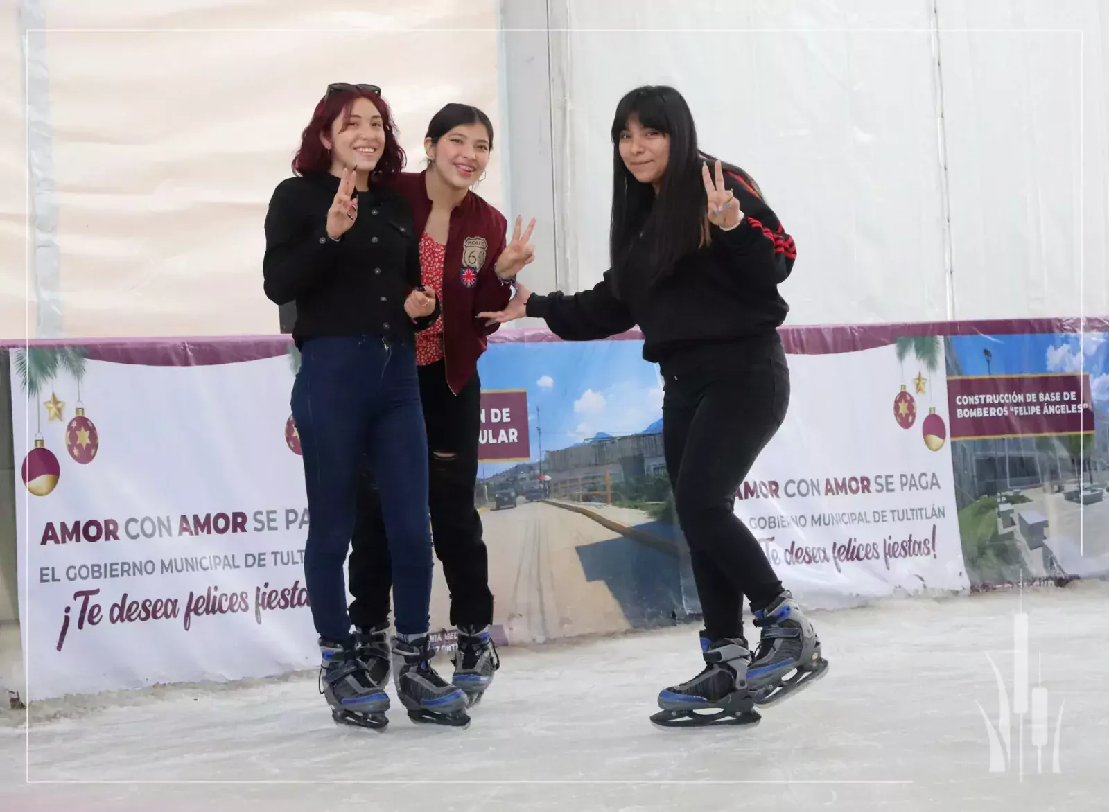 Acude a nuestra pista de hielo ubicada en la Plaza jpg