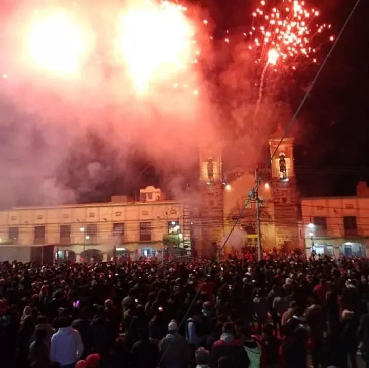 Asi se vive la quema del tradicional castillo en honor jpg