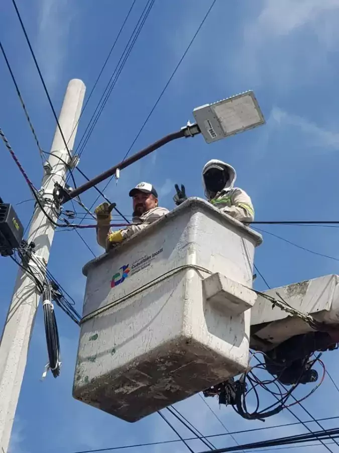 Atendiendo las demandas de vecinas y vecinos de la colonia jpg