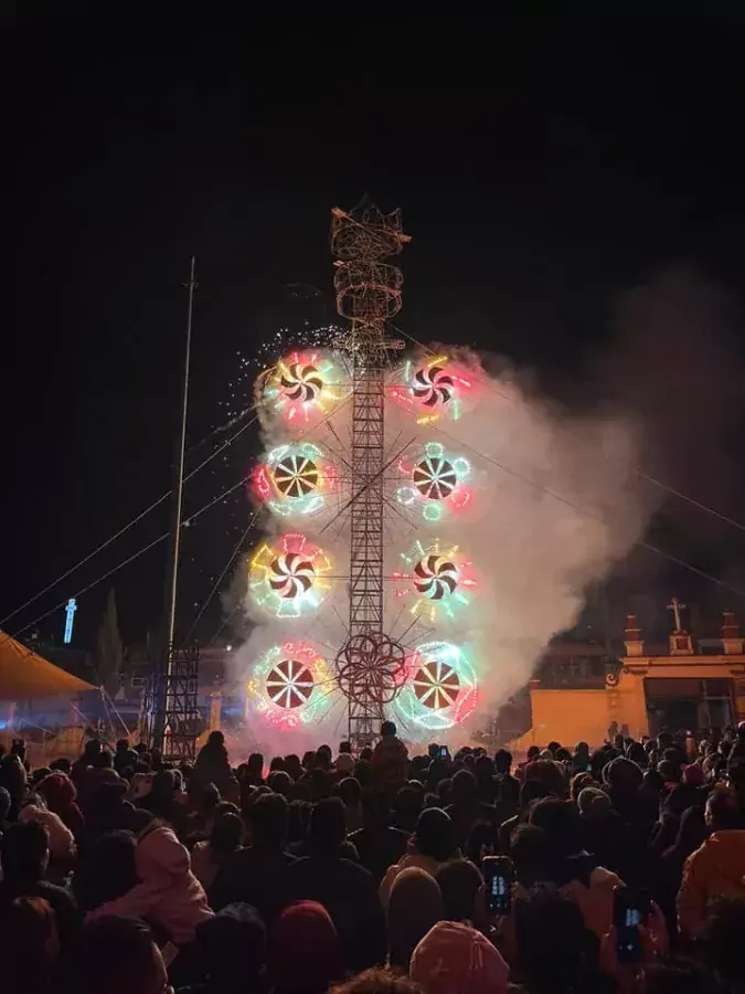 Con estas imagenes que iluminan con fuegos artificiales el atrio jpg