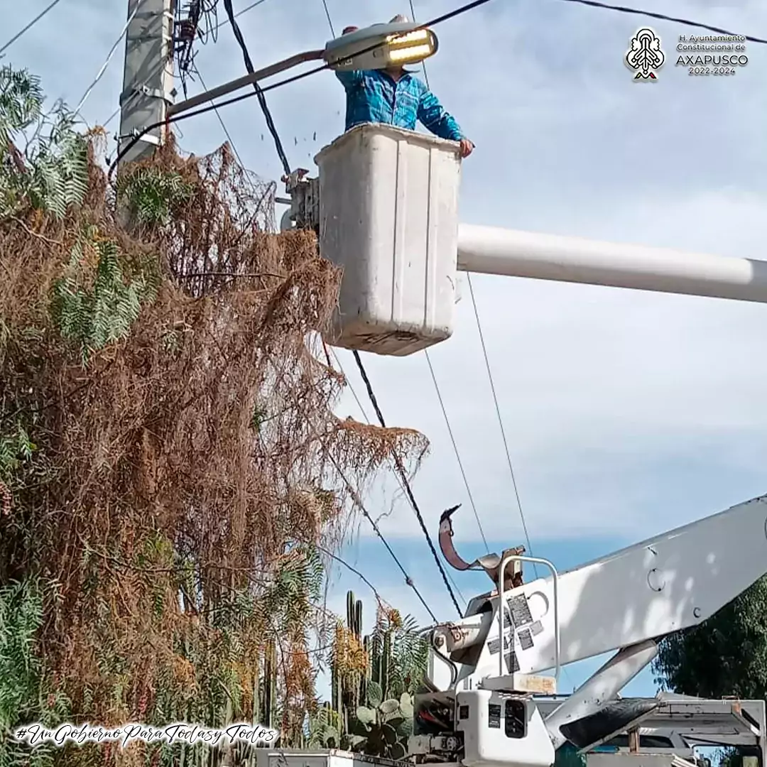 Continuan los trabajos de la Coordinacion de AlumbradoPublico del H jpg