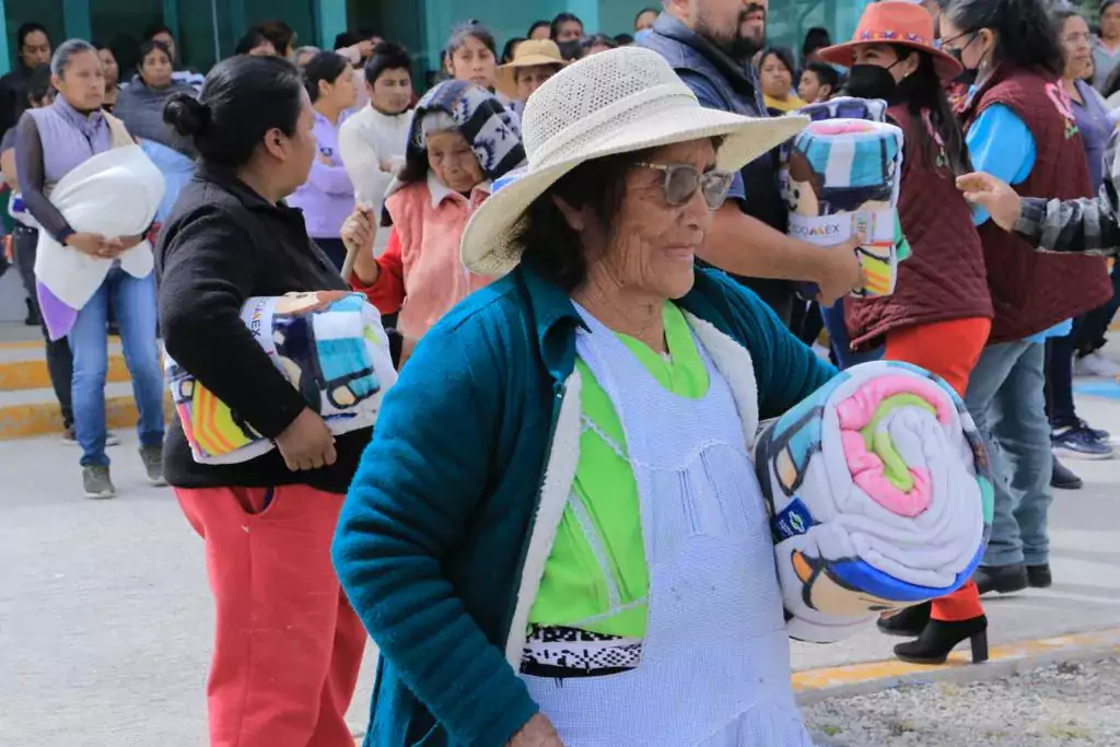 Contra las inclemencias del tiempo entregamos cobertores en pro de jpg