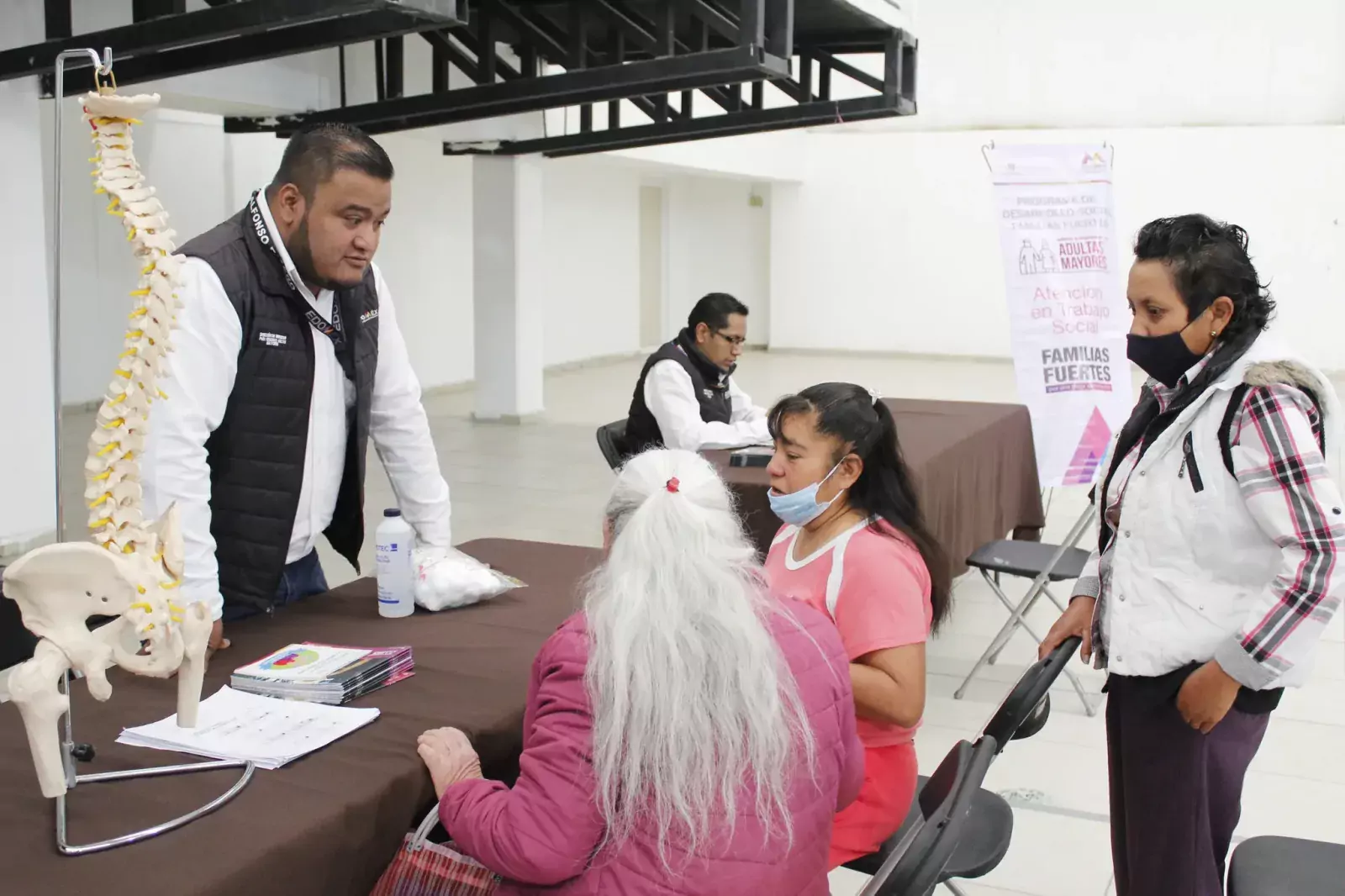 DECENAS DE ADULTOS MAYORS PARTICIPARON EN LA BRIGADA MULTIDISCIPLINARIA jpg