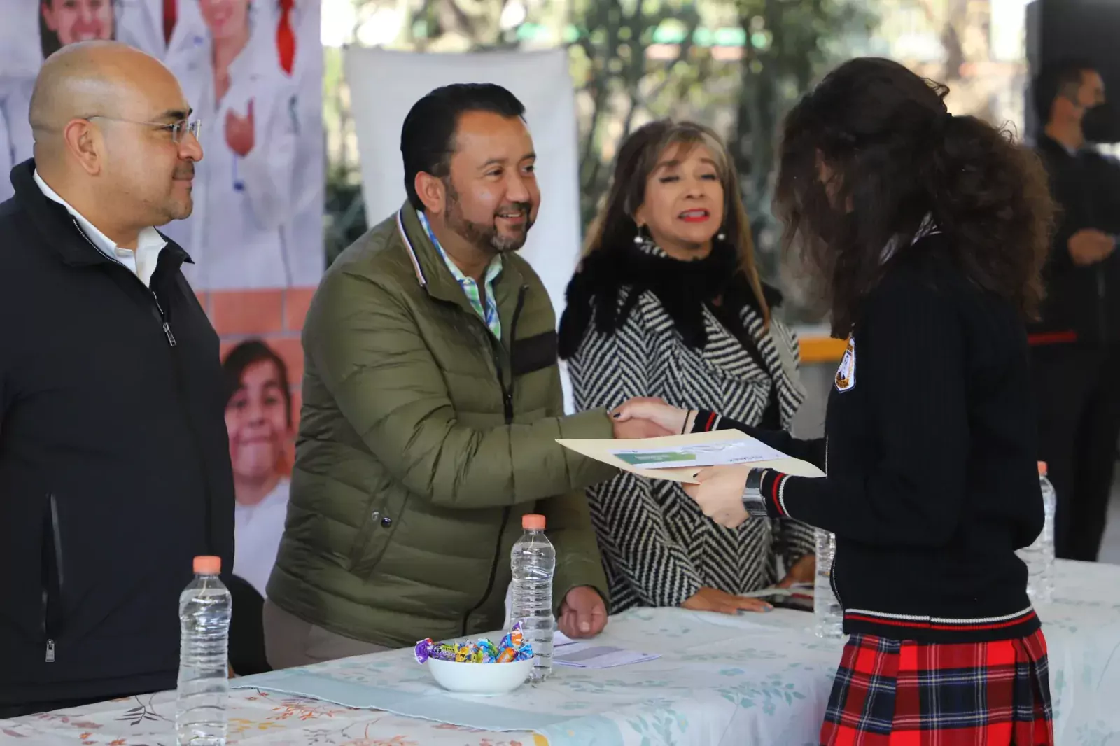 Durante la entrega del programa Becas Familias Fuertes por la jpg