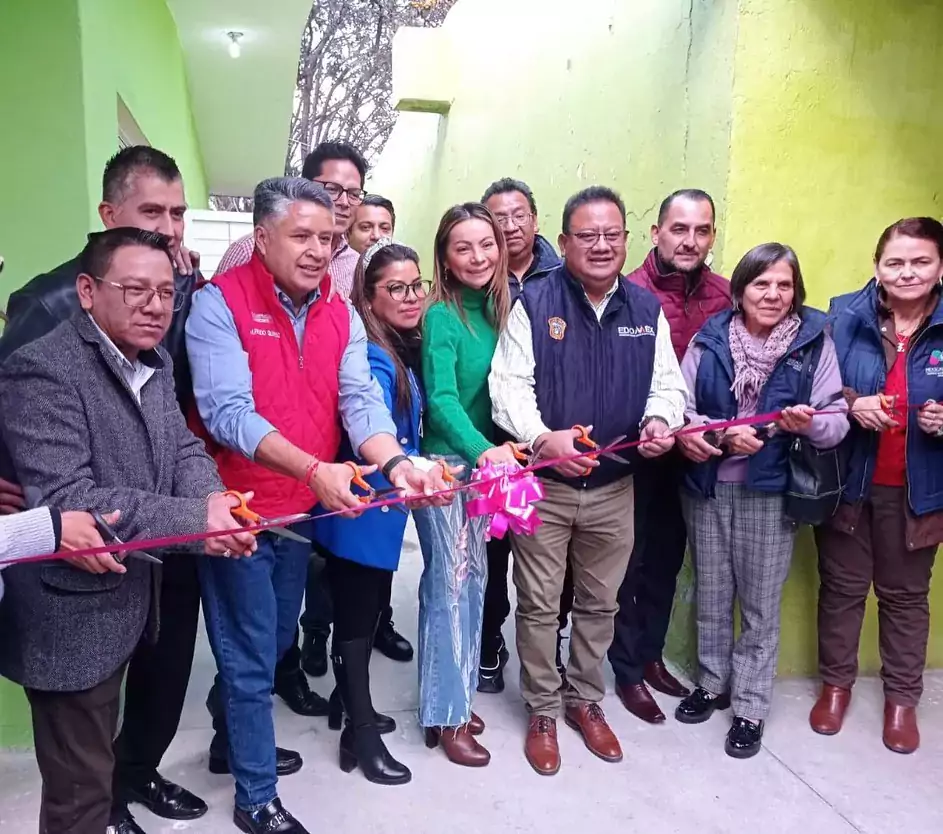 El dia de hoy hicimos entrega a las autoridades escolares jpg