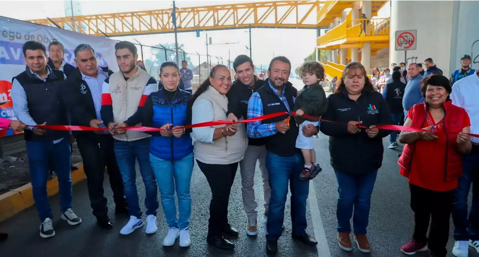 El presidente municipal Aldo Ledezma acompanado de los integrantes del jpg