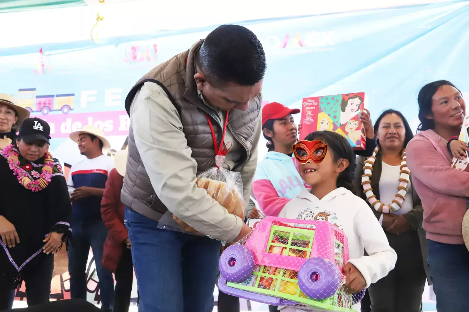 En San Pablo Tlalchichilpa vivimos la alegria de compartir regalos jpg