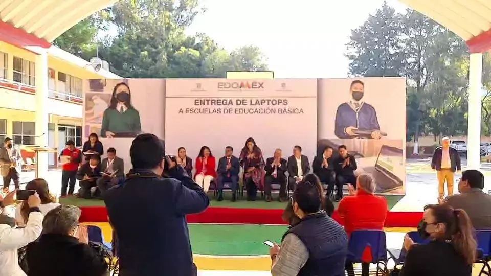 EnVivo Sigue la transmision de la entrega de laptops a jpg