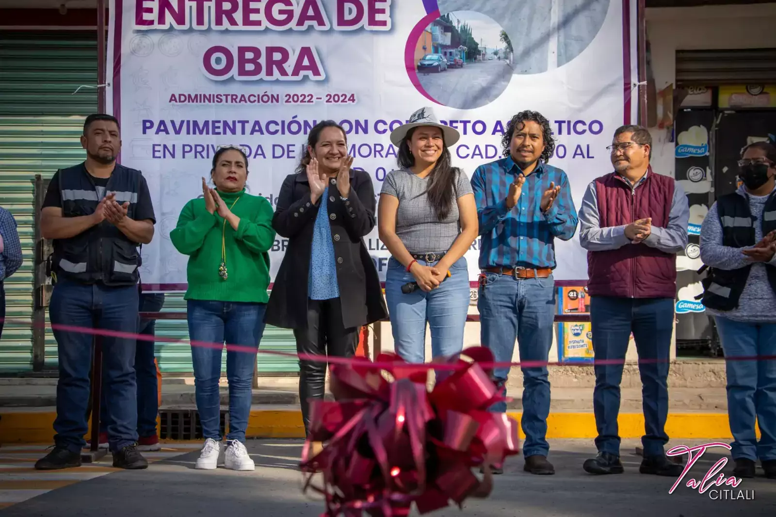 Entrega de Obras Pavimentacion con concreto asfaltico de la calle jpg