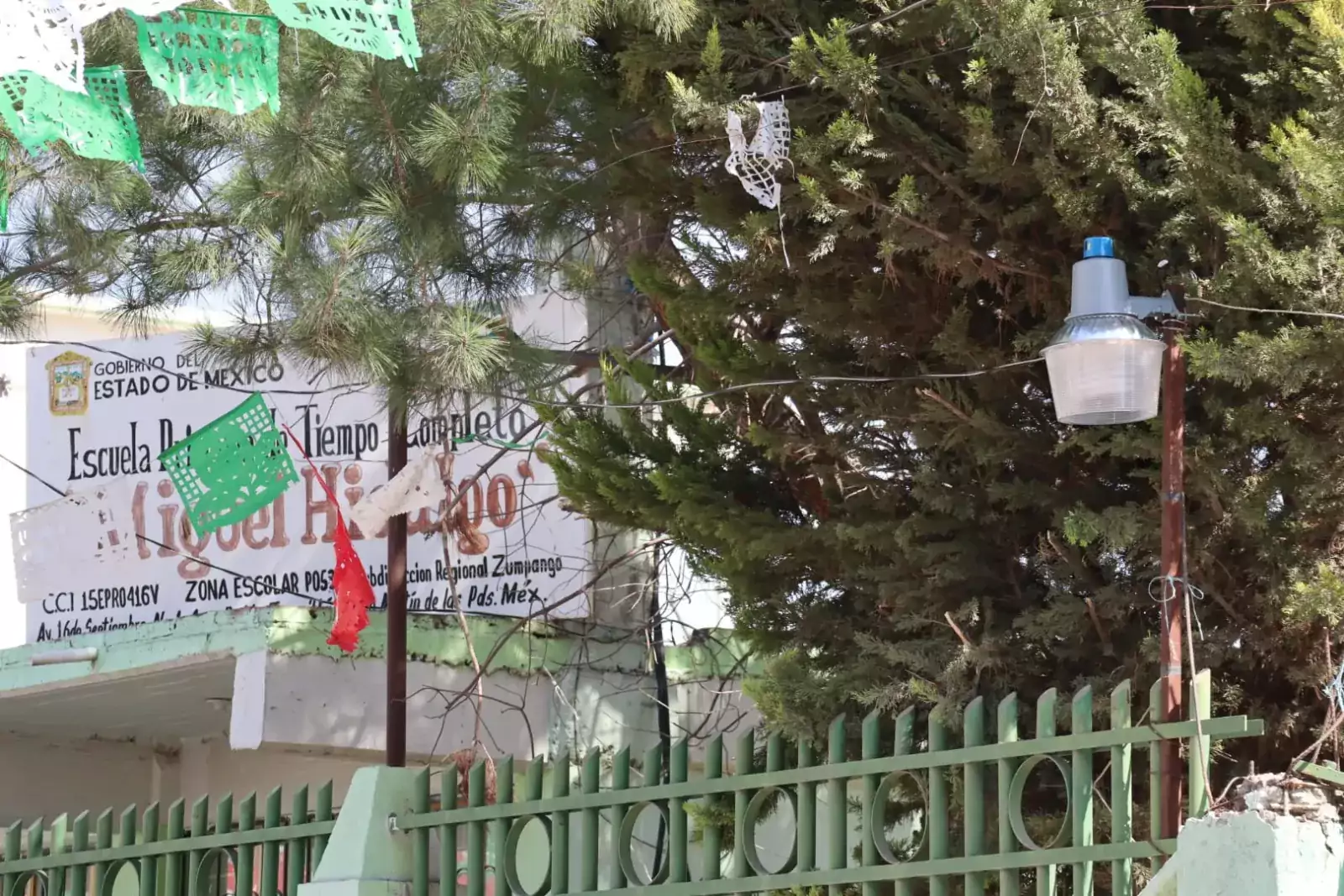 Hoy nos encontramos colocando luminarias en la Escuela Primaria Miguel jpg