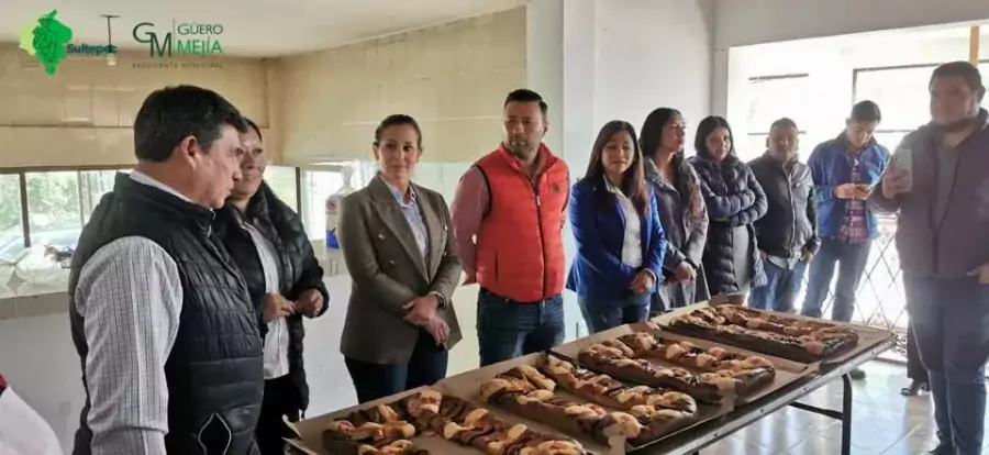 Iniciamos la semana partiendo la tradicional Rosca de Reyes en jpg