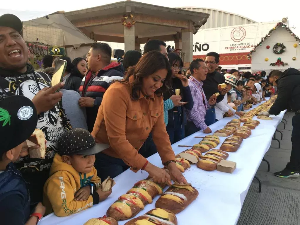 LA ALCALDESA DE CHIMALHUACAN Y VECINOS DE VIDRIEROS PARTEN ROSCA jpg